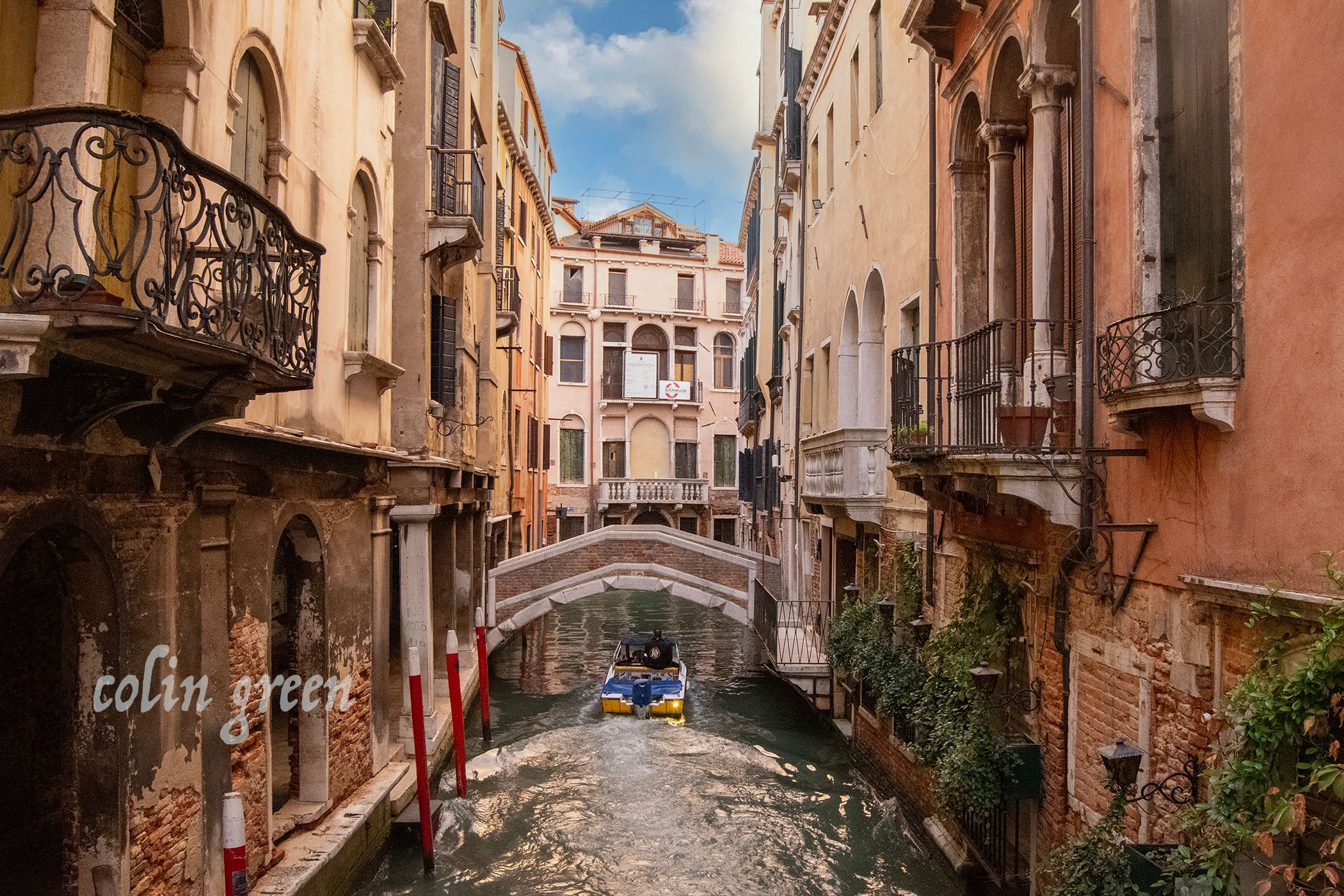 a picture of the rio deli Barter canal in Venice, Italy