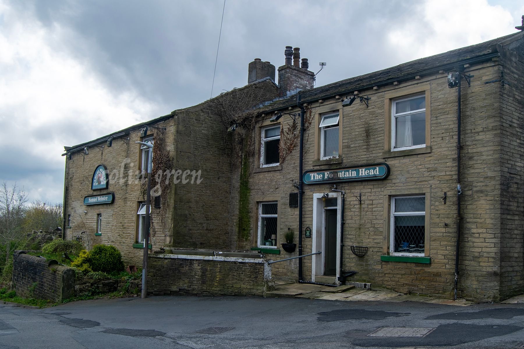 Picture showing the exterior of the Fountain Head Inn, a former Samuel Webster Brewery public house in Pellon, West Yorkshire.