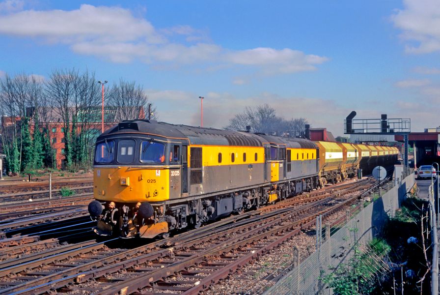 33025+33019 Redhill 16th April 1997