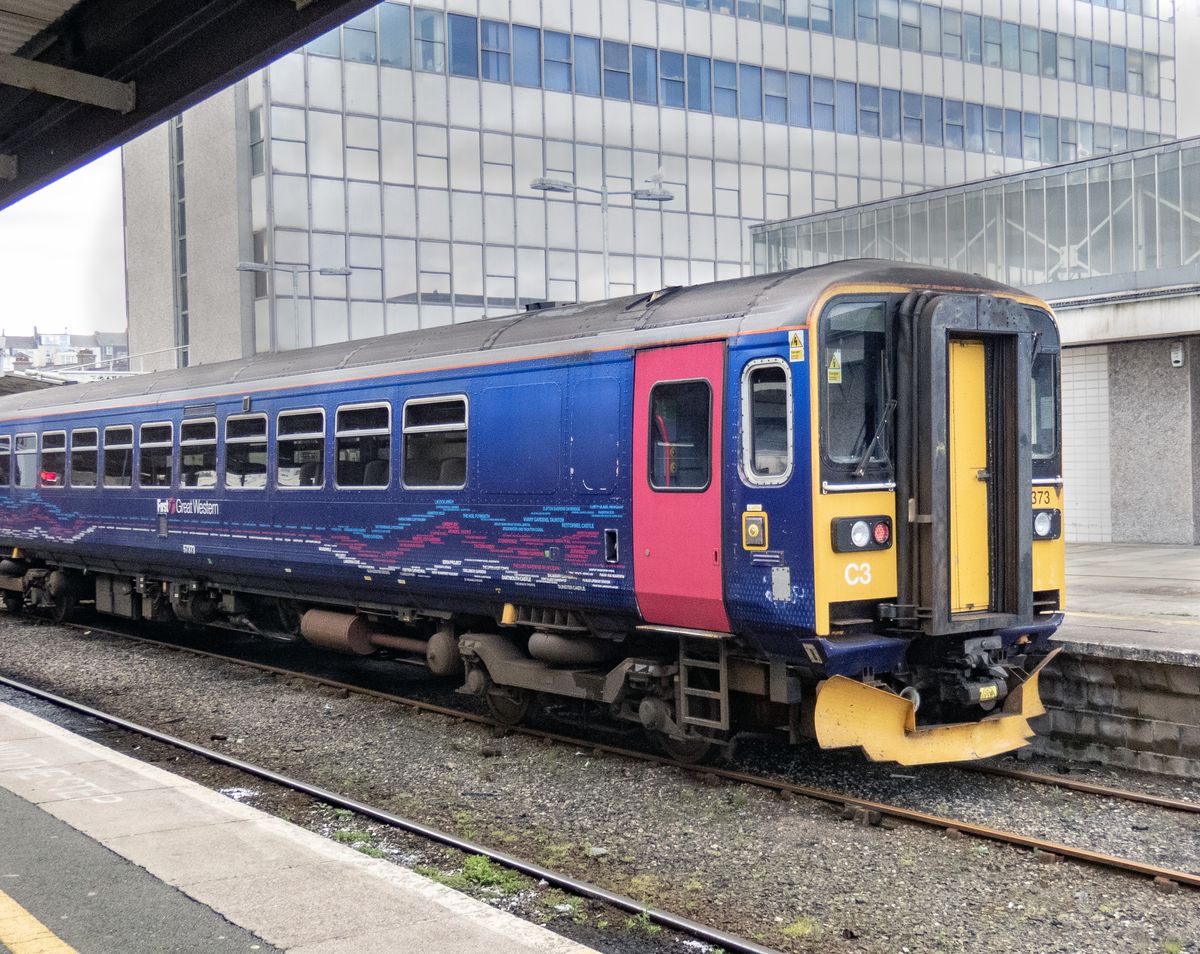 dmu-class-153-153373-by-iphphotography-clickasnap